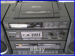 Vintage Panasonic Boombox / portable AM/FM Radio, CD player, model RX-DT680